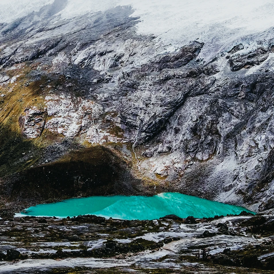 türkisfarbener Bergsee in den Anden