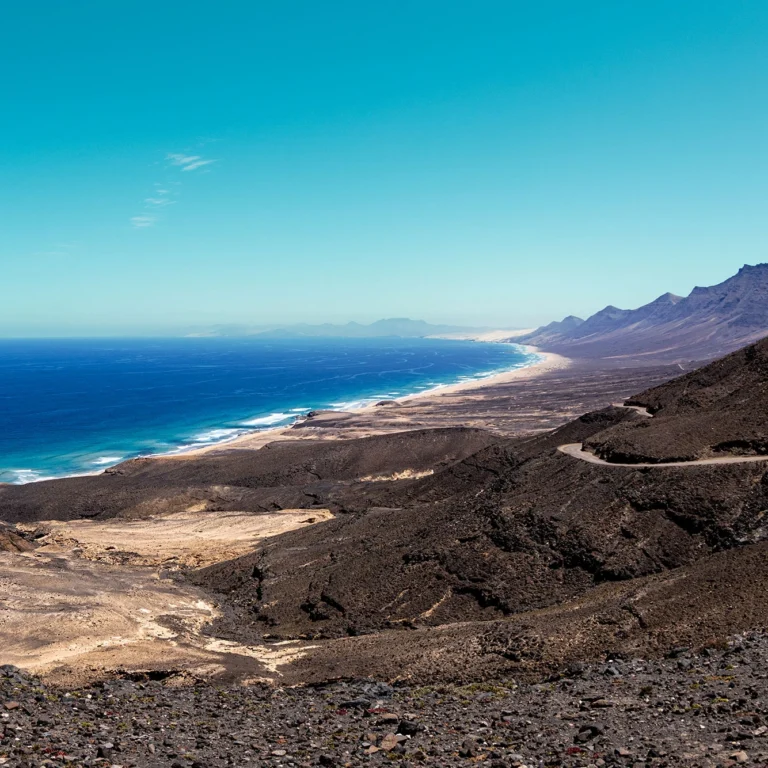 Weite Küstenlandschaft mit Meer und Bergen