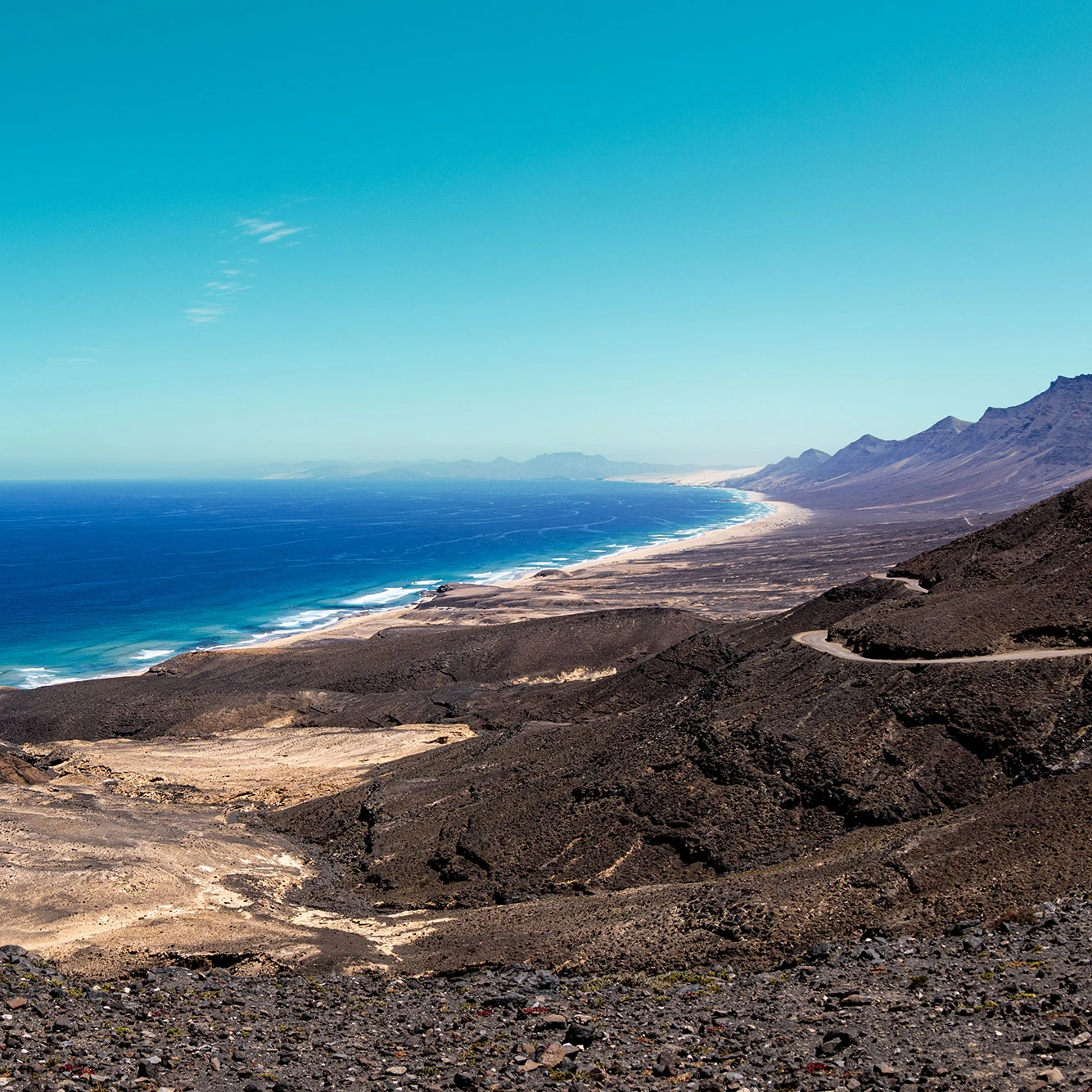 Weite Küstenlandschaft mit Meer und Bergen