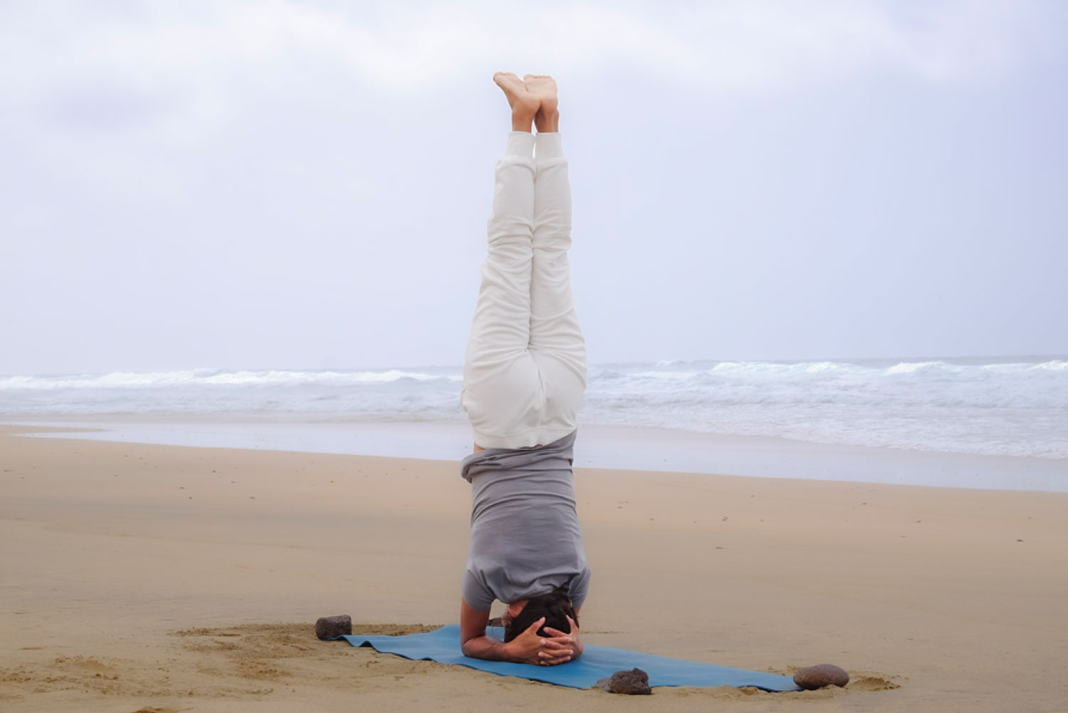Yoga Kopfstand am Strand