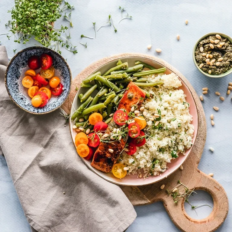 Gesunde Mahlzeit mit Gemüse und Couscous