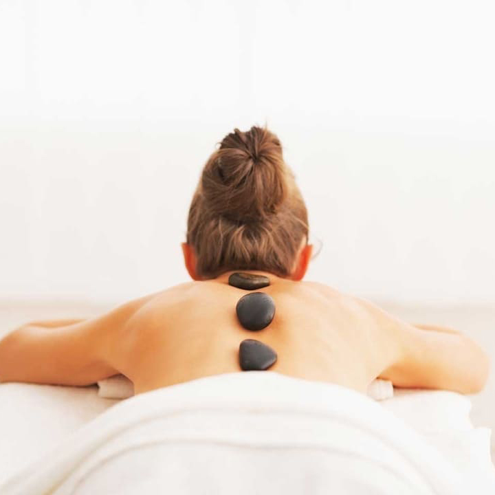 Hot-Stone-Massage am Rücken mit warmen Basaltsteinen