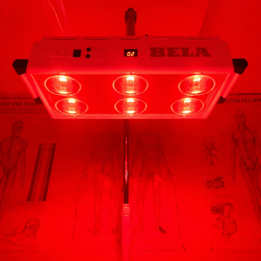 Rotlichttherapiegerät mit mehreren Leuchten im Behandlungsraum