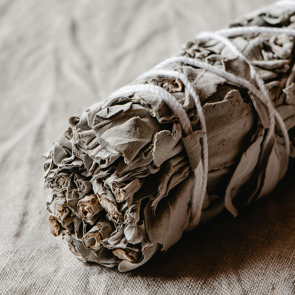 Gebündelter getrockneter Salbei für Räucherung