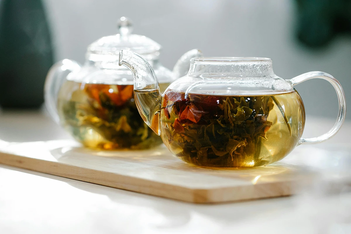 Gläserne Teekannen mit aufgebrühtem Kräutertee