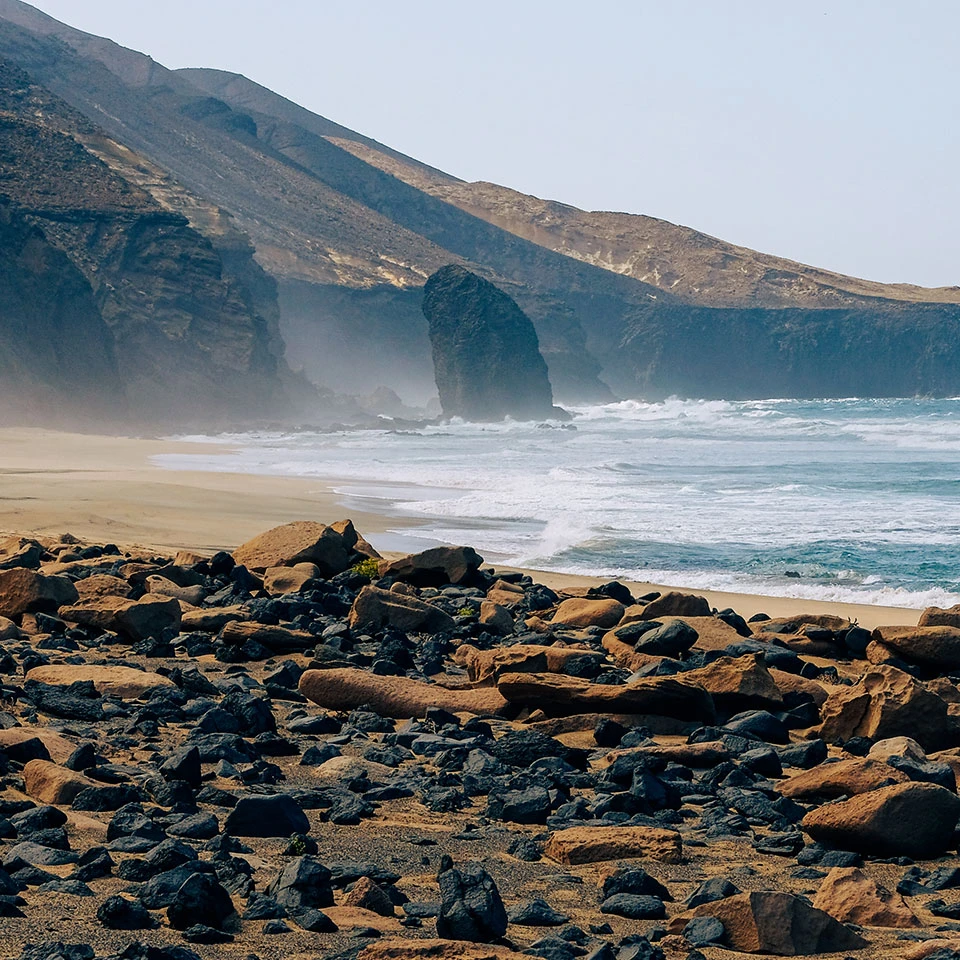 Strand mit Vulkansteinen