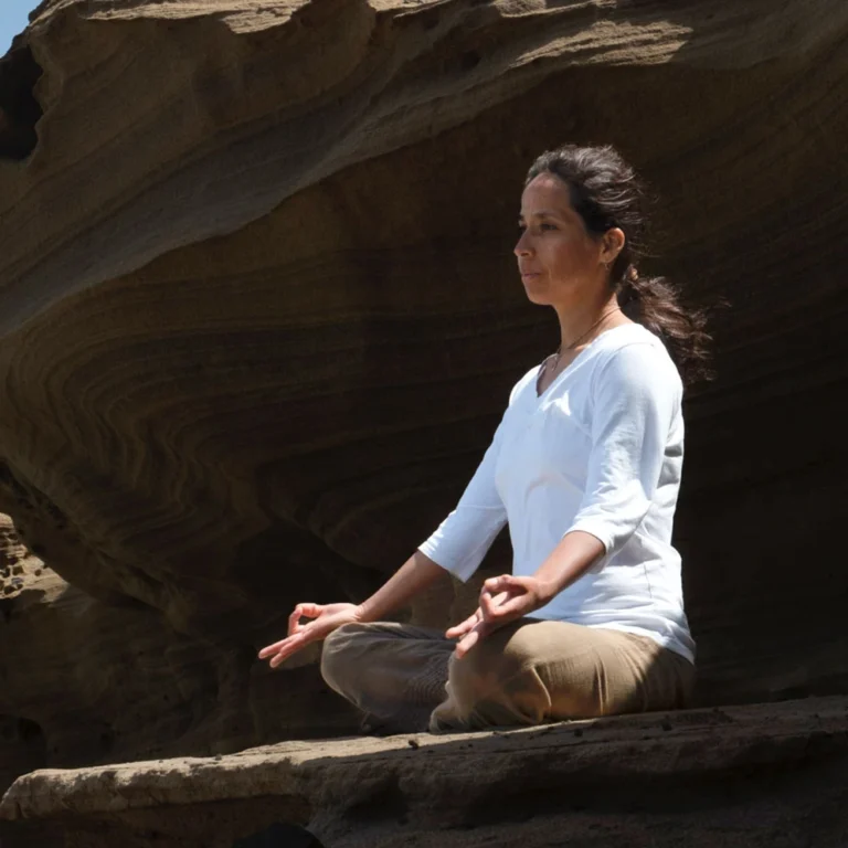 Frau meditiert in der Natur