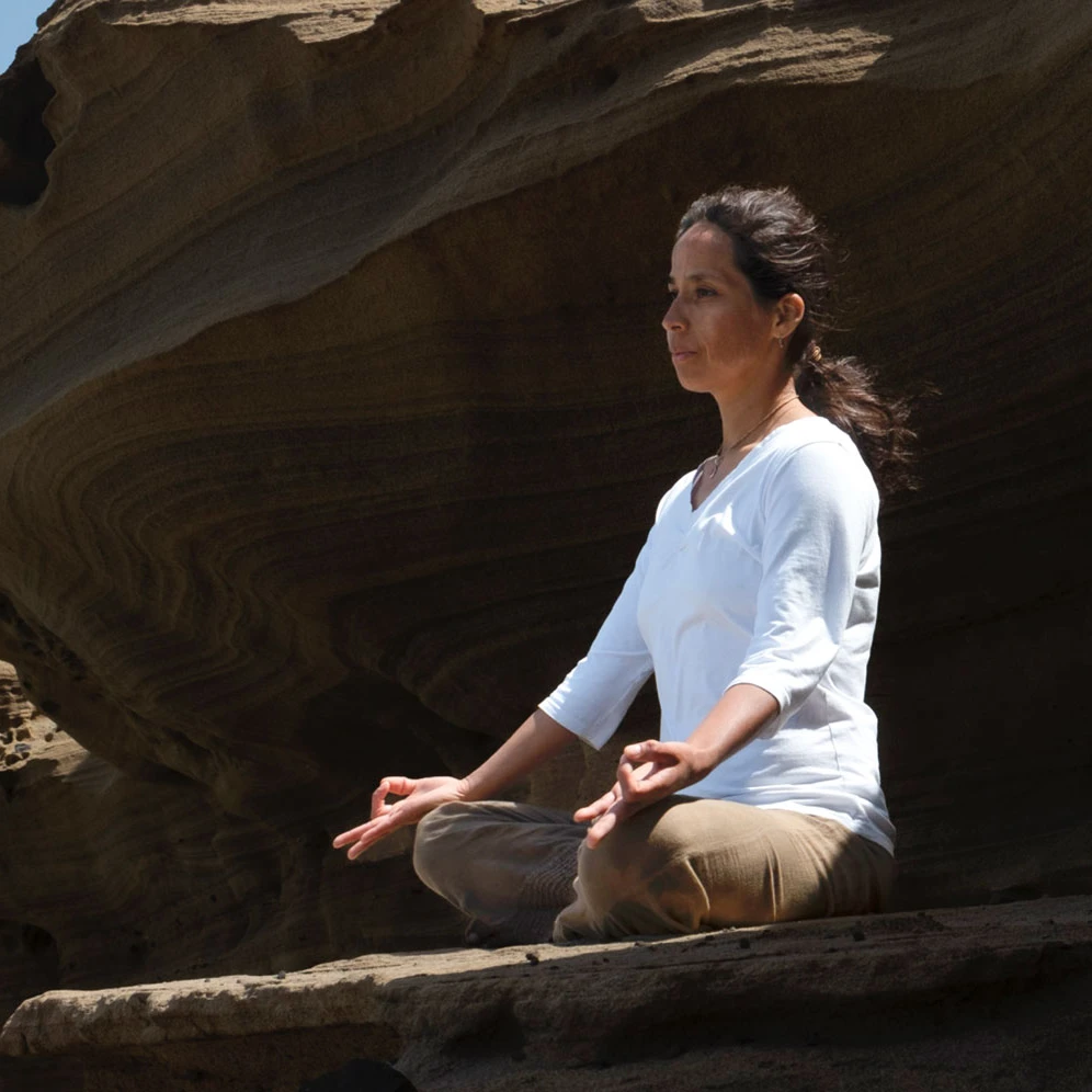 Frau meditiert in der Natur