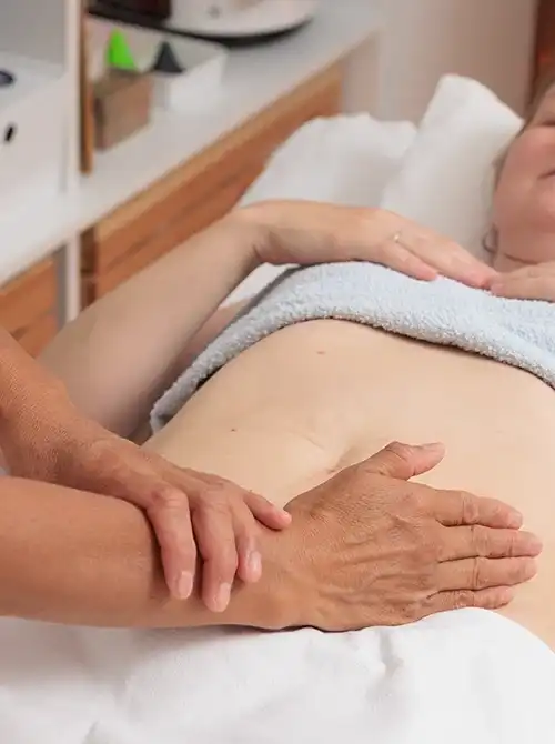 Frauenheilmassage im Bauchbereich